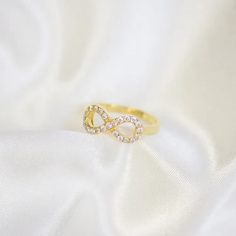 Infinity ring in verguld sterlingzilver