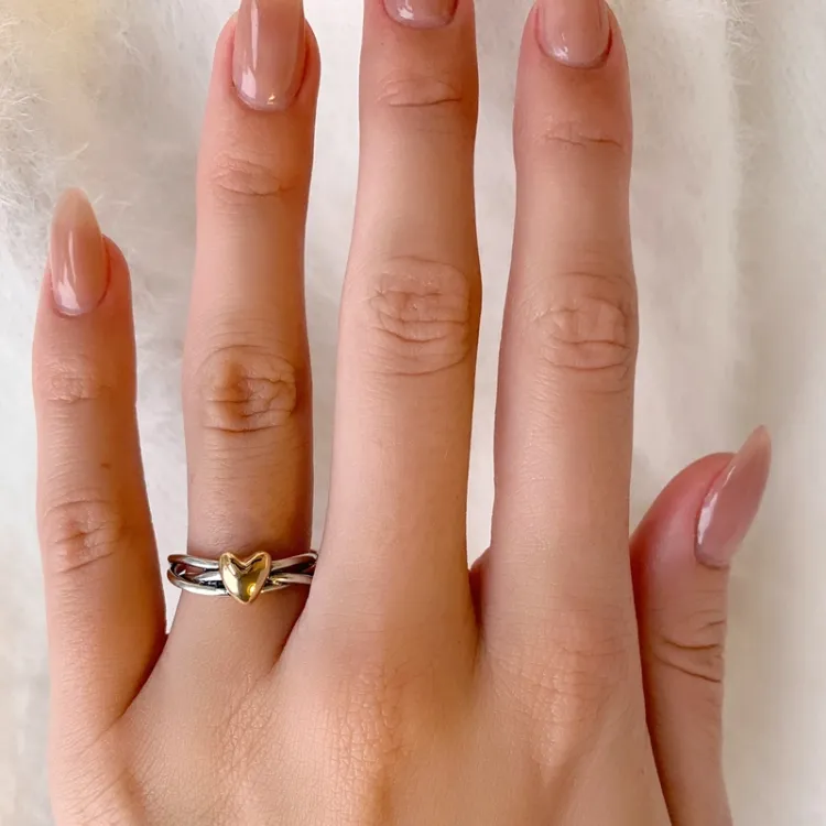 Hart ring in geoxideerd sterlingzilver met 8 karaat goud