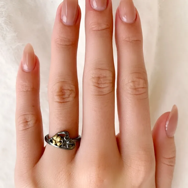 Bloem ring in zwart gerhodineerd zilver met verguld sterlingzilver