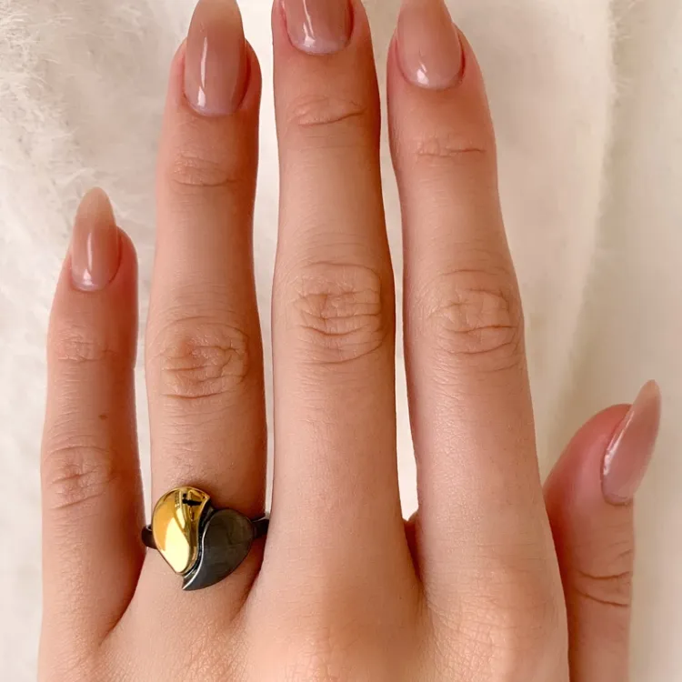 Hart ring in zwart gerhodineerd zilver met verguld sterlingzilver