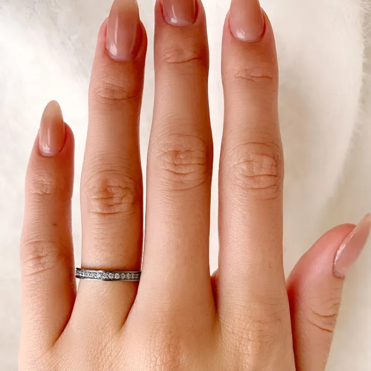 Smal witte zirkoon ring in zwart gerhodineerd zilver