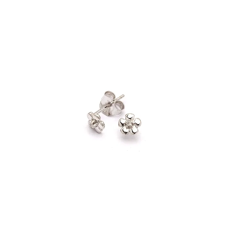bloem oorsteker in zilver met diamant 