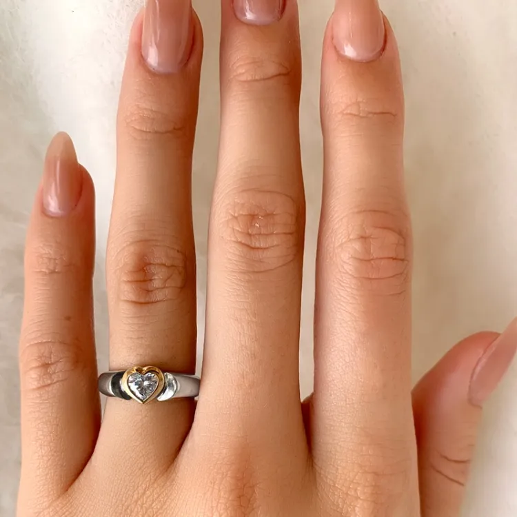 Hart ring in geoxideerd sterlingzilver met 8 karaat goud