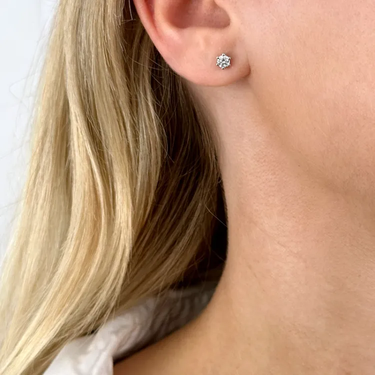 2 x 0,20 ct solitaire oorbel in 14 karaat witgoud met diamant