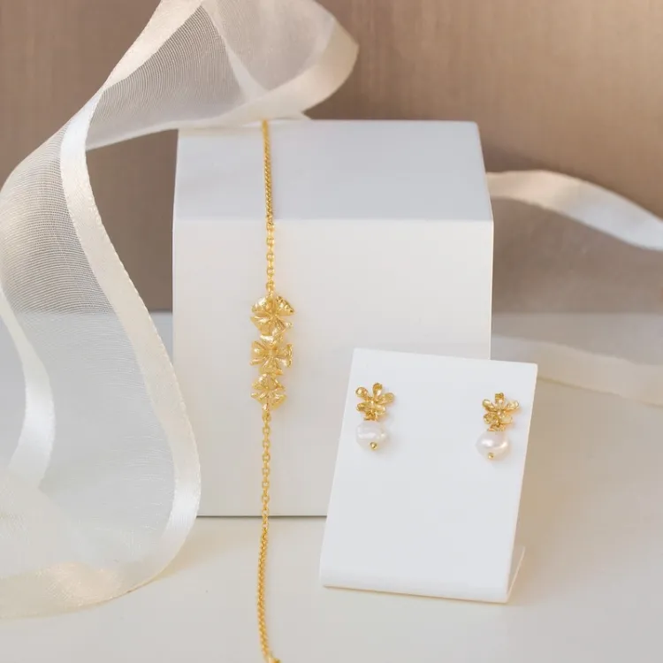 bloem parel oorbellen in verguld zilver - Lumé Etched