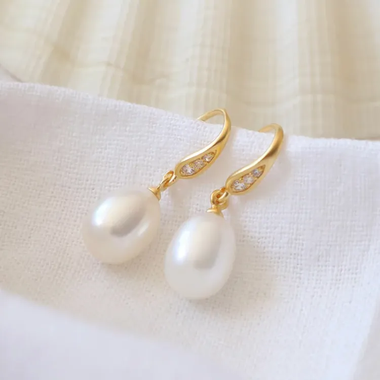 Julie Sandlau Ocean parel oorbellen in verguld sterlingzilver witte zirkoon