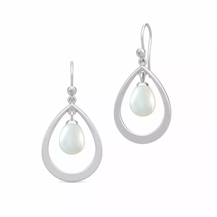 lange Julie Sandlau Perla druppelvormig witte parel oorbellen in satijn gerodineerd sterling zilver witte zirkoon