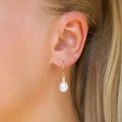 Ovaal 7 - 8 mm aaa-graded zoetwaterparel briljant oorbellen in 14 karaat goud met diamanten 