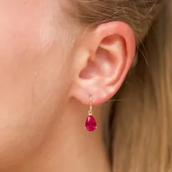 lange druppel rode gouden oorbellen in 14 karaat goud met syntetische robijn - Gold Collection