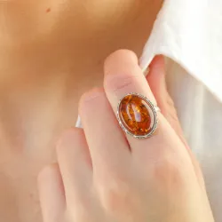 Ovale barnsteen ring in geoxideerd sterlingzilver