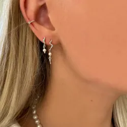 Nava Aquarius  lange parel oorbellen in zilver