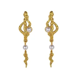 Nava Zale  lange parel oorbellen in verguld sterlingzilver