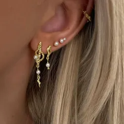 Nava Zale  lange parel oorbellen in verguld sterlingzilver