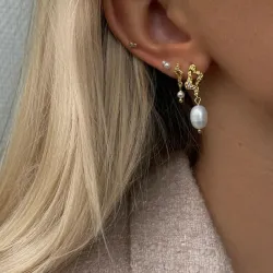 Nava Bahiri  parel oorbellen in verguld sterlingzilver witte zirkoon