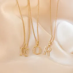 letter m hanger in 14 caraat goud 0,04 ct