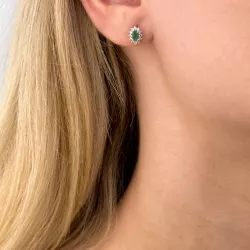rozet oorbellen in 14 karaat witgoud met diamant en smaragd 