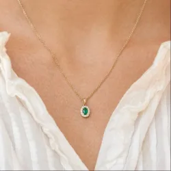 ovaal smaragd diamanten hanger in 14 caraat goud 0,25 ct 0,15 ct