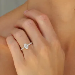 ovale lab grown diamant ring in 14 karaat goud 1,0 ct 0,26 ct