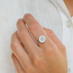 12 mm margriet ring in gerodineerd zilver