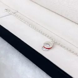 rode armband in zilver met studenten pet in zilver