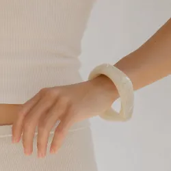 witte bangle in hars - AURA