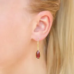 lange druppel rode kristal oorbellen in verguld zilver - Loom Stones