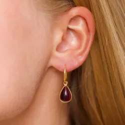 druppel rode kristal oorbellen in verguld messing - Loom Stones