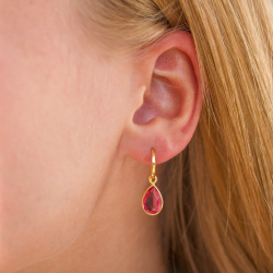 druppel pink kristal oorbellen in verguld messing - Loom Stones