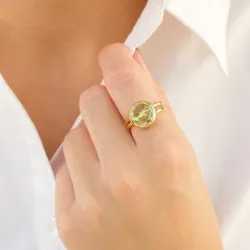lichtgroene kristal ring in verguld messing - Loom Stones