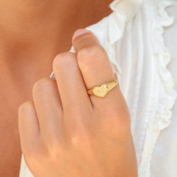 letter m zirkoon ring in verguld messing