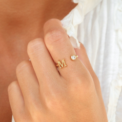 letter m zirkoon ring in verguld messing
