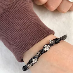 Zwart armband in leren met bloemen hanger in gerodineerd zilver