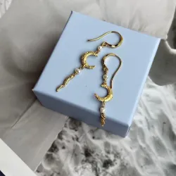 Sistie Universe maan parel oorbellen in verguld sterlingzilver