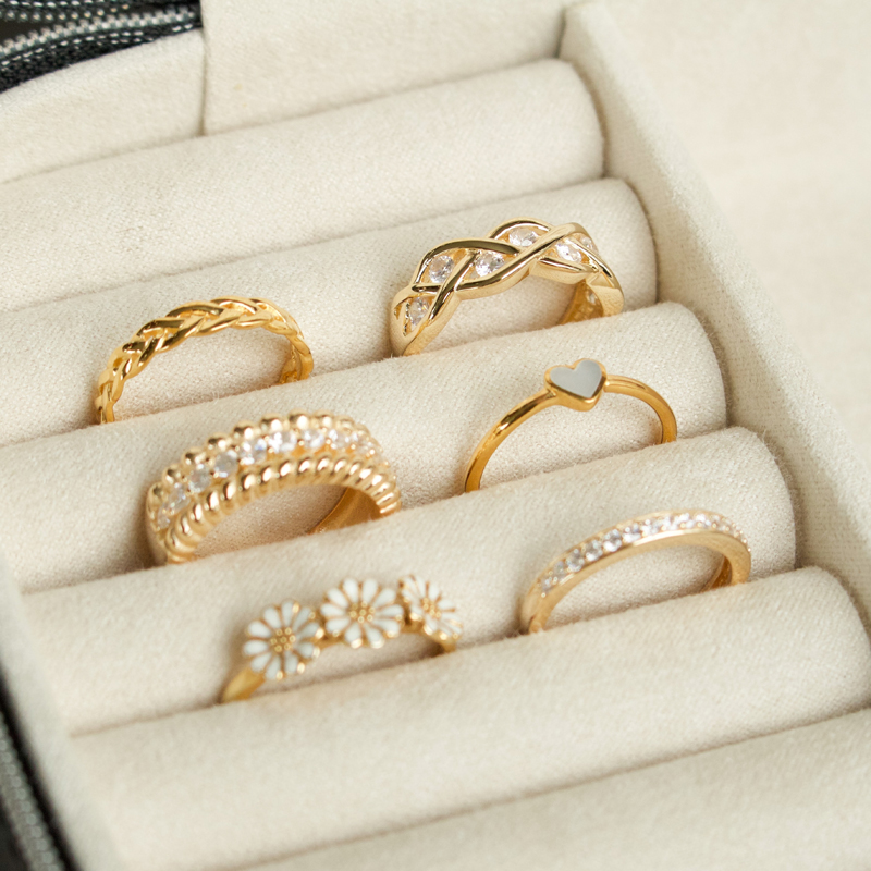 vergulde ringen in juwelendoosje