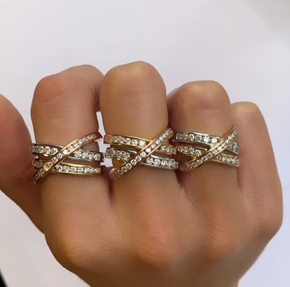 diamanten ringen bij de hand